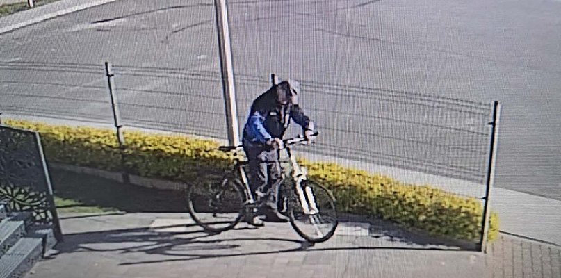 Poszukiwany sprawca kradzieży roweru w Uniejowie. Policja publikuje wizerunek