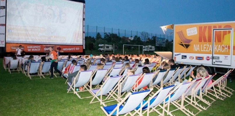 „Kino na leżakach” ponownie zawita w wakacje do Uniejowa. Znamy repertuar