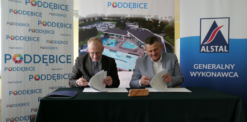 Fot: podpisanie umów na realizację gminnych inwestycji wartych 80 mln zł. www.poddebice.pl