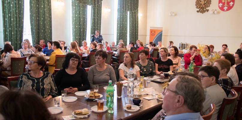 Pierwsze spotkanie z członkiniami Kół Gospodyń Wiejskich z terenu powiatu poddębickiego zorganizowano 17 kwietnia 2019 roku w Starostwie Powiatowym w Poddębicach. Mówiono na nim m.in. o zmianach, jakie w funkcjonowaniu kół zaszły po wprowadzeniu ustawy o Kołach Gospodyń Wiejskich.  