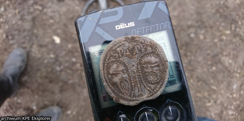 Na zdjęciu bulla papieska Aleksandra IV z XIII wieku znaleziona przez poszukiwaczy z łódzkiej grupy KPE Eksplorer.