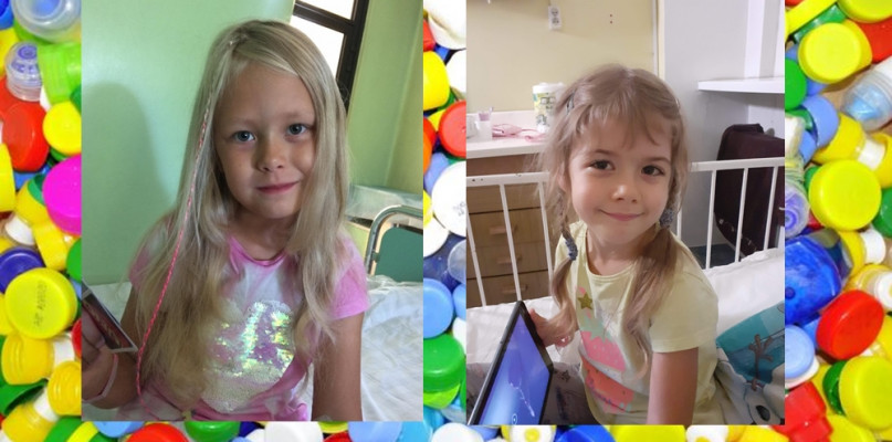 Nie wyrzucaj plastikowych nakrętek. Możesz pomóc Wiktorii i Idze przynosząc je do poddębickiego starostwa. Na zdjęciu dd lewej: Iga i Wiktoria. 