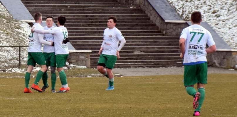 KEEZA Termy Neru Poddębice zmierzyli się w  Zgierzu z miejscową Borutą. Zdj. https://www.facebook.com/KEEZA-Termy-Ner-Podd%C4%99bice-334153403312565/