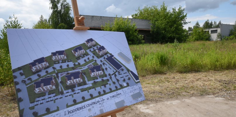 W tym miejscu na ulicy Targowej w Poddębicach ma powstać nowe osiedle bloków. Na osiedlu ma być 200 mieszkań, lokale handlowo-usługowe oraz 250 miejsc parkingowych.