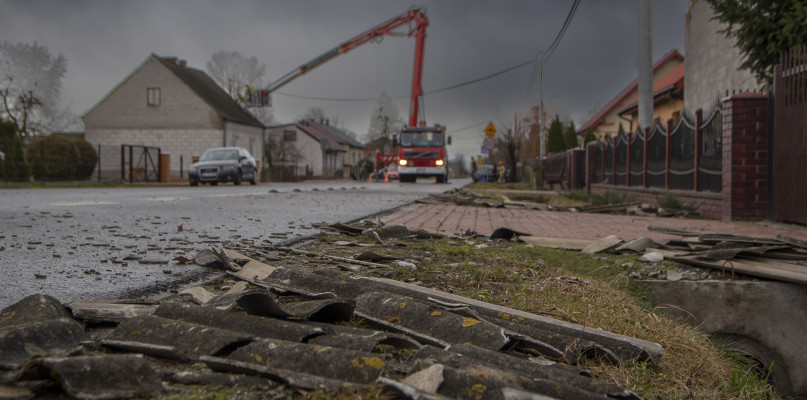 Strażacy walczą ze skutkami wichur. W powiecie już ponad 130 interwencji [FOTO]