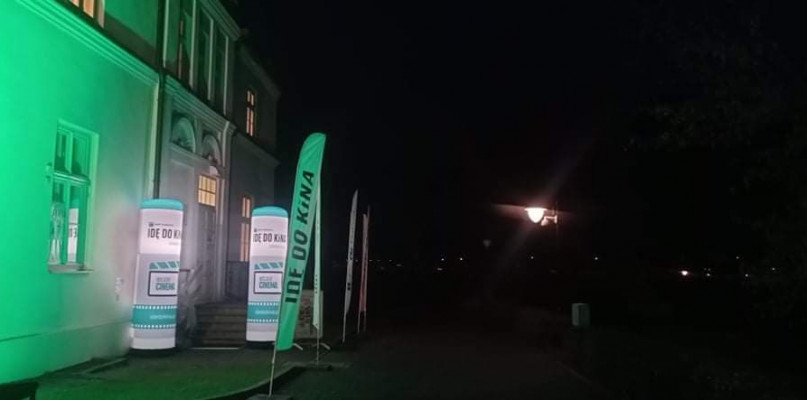 Po raz kolejny objazdowe kino trafiło do Poddębic. Zdjęcie archiwalne.