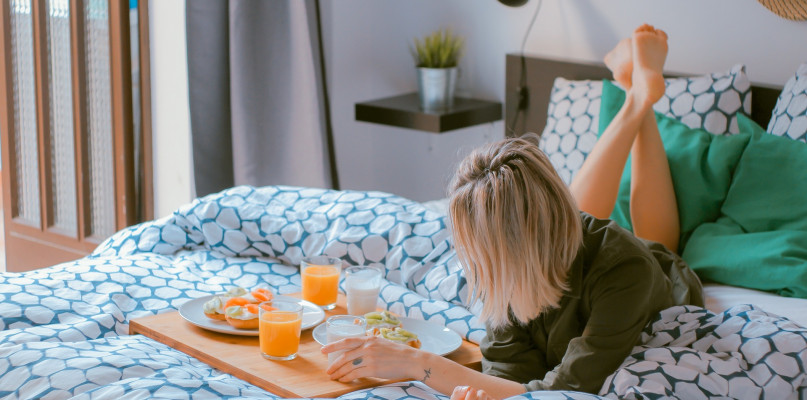 Była na chorobowym a niosła krzyż na procesji. Jak ZUS sprawdza, co robimy na zwolnieniu lekarskim?