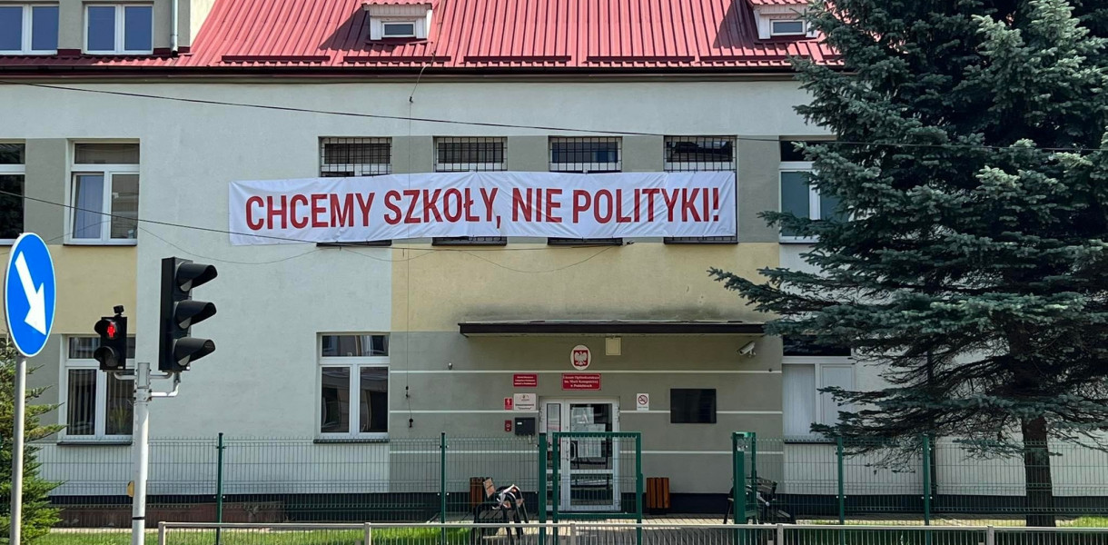 Rada Pedagogiczna Liceum Ogólnokształcącego im. Marii Konopnickiej w Poddębicach wystosowała list otwarty do starosty poddębickiego Małgorzaty Komajdy. List związany jest z zastrzeżeniami, jakie rada pedagogiczna ma do konkursu na nowego dyrektora liceum. Według rady kandydatka, którą chce wybrać starostwo nie ma odpowiednich kwalifikacji, a jej wybór miałby być niekorzystny dla uczniów i samej placówki.. Zdjęcie fb LO w Poddębicach