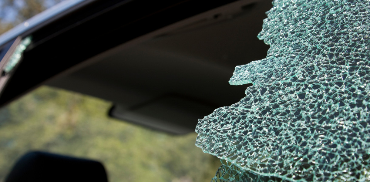 Policjanci z Poddębic wspólnie ze strażakiem OSP pomogli matce wyciągnąć jej 10-miesięczne dziecko z samochodu po tym, jak zatrzasnęła kluczyki w aucie. Wcześniej kobieta próbowała kamieniem rozbić szybę w samochodzie, by wydostać płaczące niemowlę.