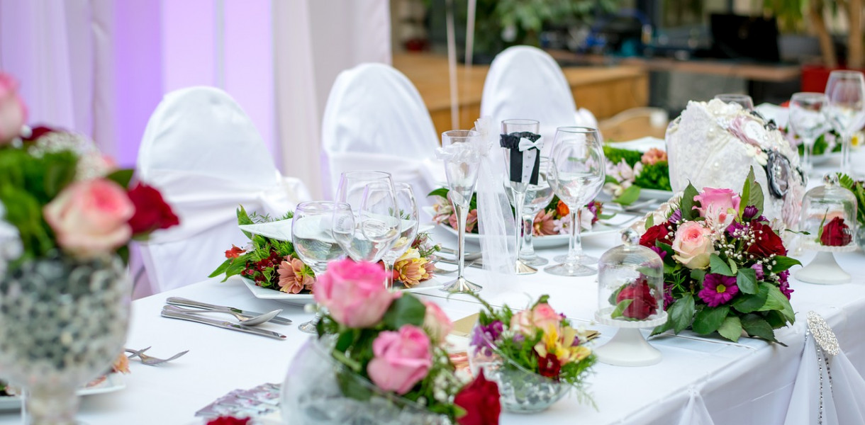 Idziesz na wesele i nie wiesz ile włożyć do koperty? Oni to sprawdzili!