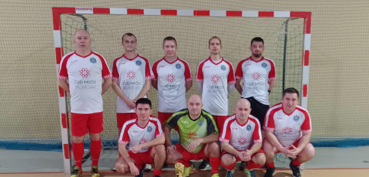 Najlepsi okazali się mundurowi z Komendy Powiatowej Policji w Poddębicach, wśród których zagrali również funkcjonariusze posterunku w Uniejowie. Fot. KPP w Poddębicach.