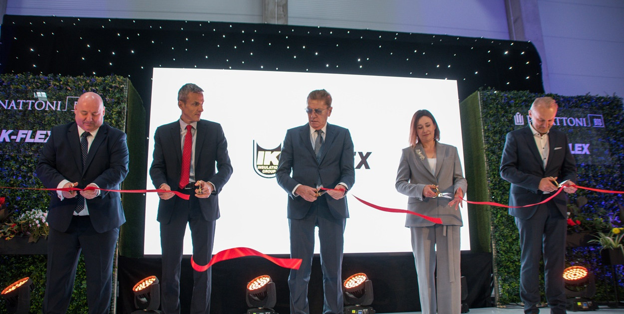 wstęgę przecinali (na zdjęciu od lewej): Bartłomiej Gröbner - dyrektor K-Flex Polska, Amedeo Spinelli - założyciel K-Flex, Carlo Spinelli - prezes grupy K-Flex, Marzena Tkaczuk - dyrektor ds. rozwoju Panattoni BTS, Marek Foryński - dyrektor zarządzający Panattoni BTS.