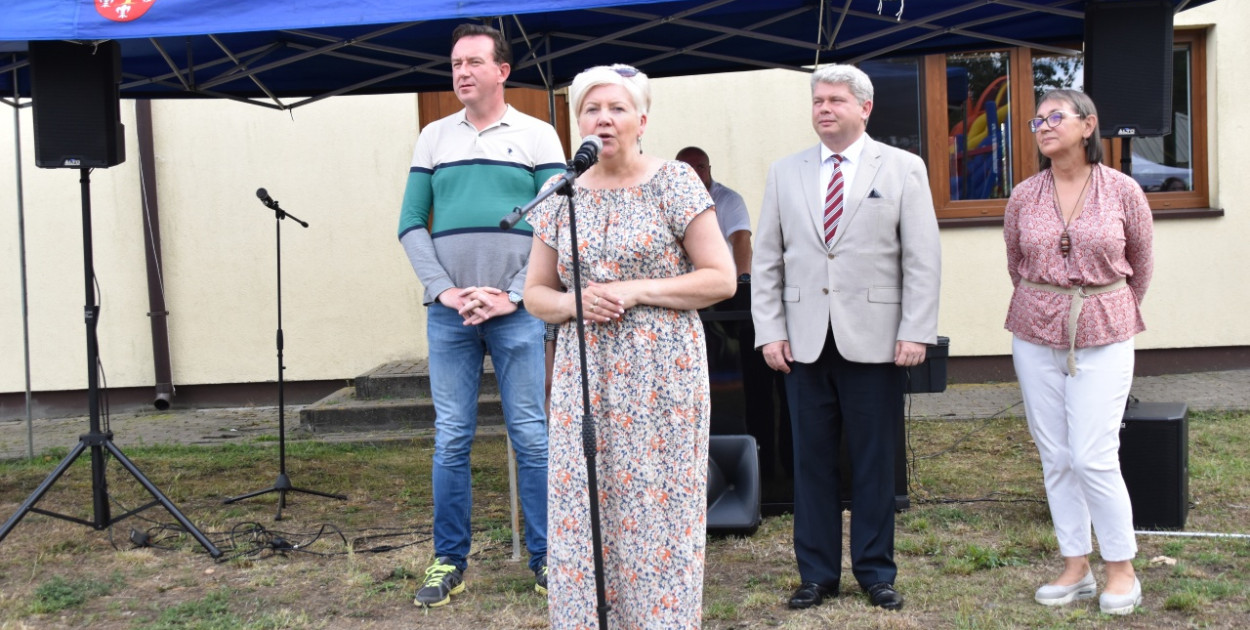 Imprezę rozpoczęła po godzinie 16. starosta poddębicki Małgorzata Komajda. Na zdjęciu (od lewej) z senatorem Przemysławem Błaszczykiem, wicewojewodą łódzkim Jarosławem Brózdą i Beatą Przybylską  - członkinią zarządu powiatu poddębickiego.