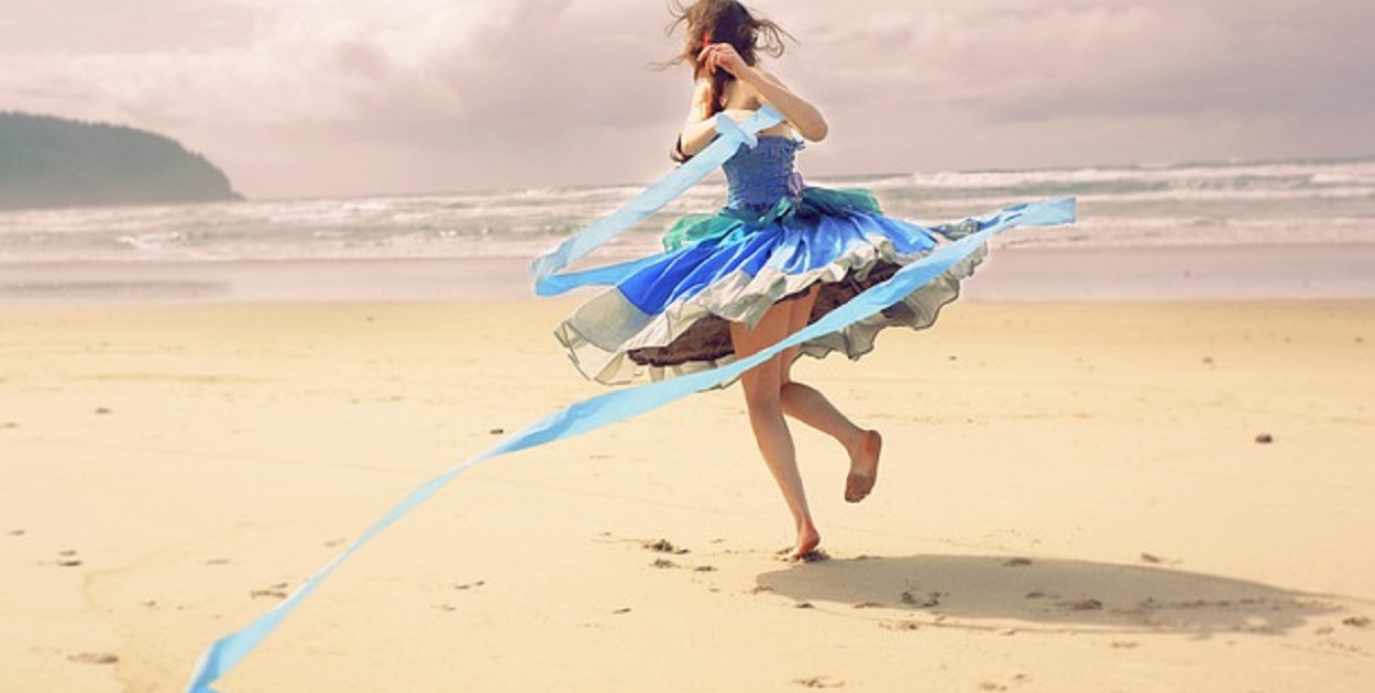 Jakie dodatki do niebieskiej sukienki?