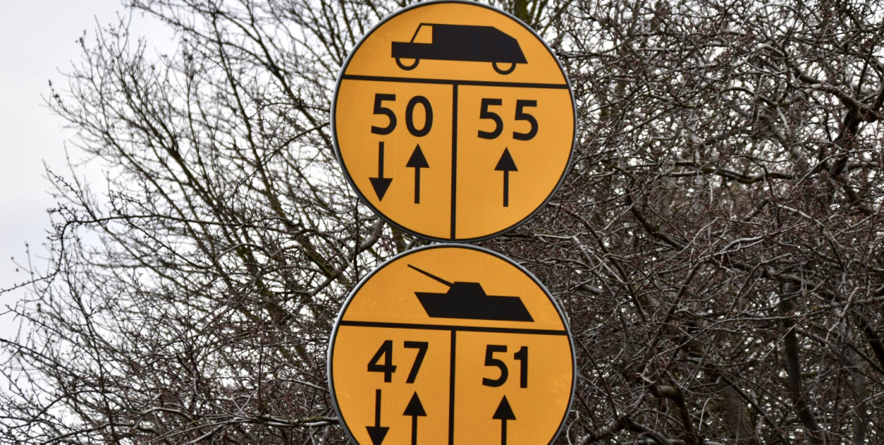 Żółte znaki z czołgiem pojawiły się w Poddębicach. Co oznaczają?