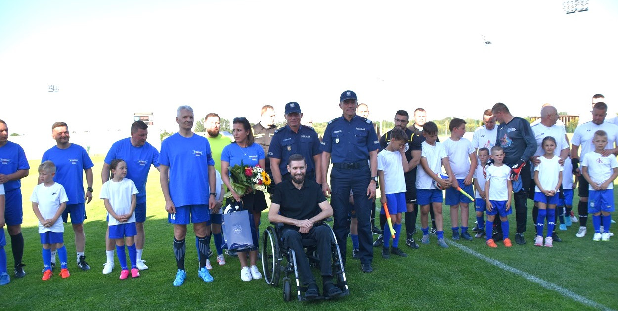 Oni pokonali na boisku policjantów. Tak wyglądał charytatywny mecz [FOTO]