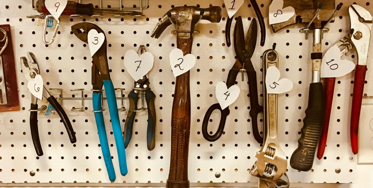 10 narzędzi, które powinien mieć każdy domowy warsztat – praktyczny poradnik z życ