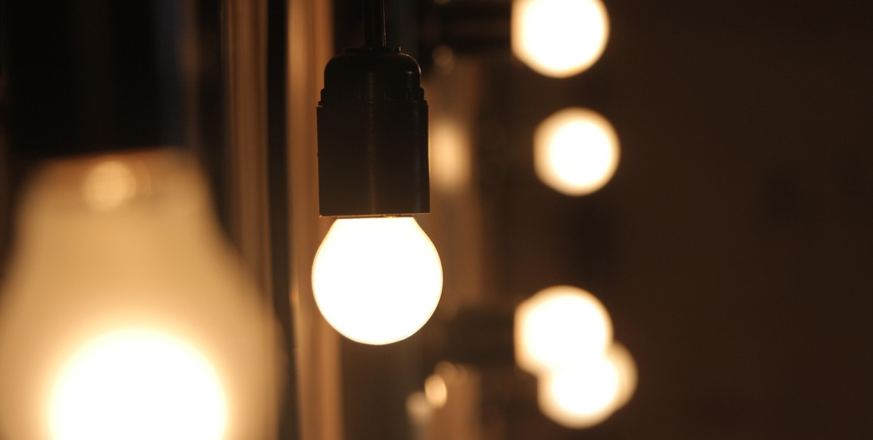 Rachunki za prąd pójdą w dół. Rząd usuwa jedną z opłat od nowego roku