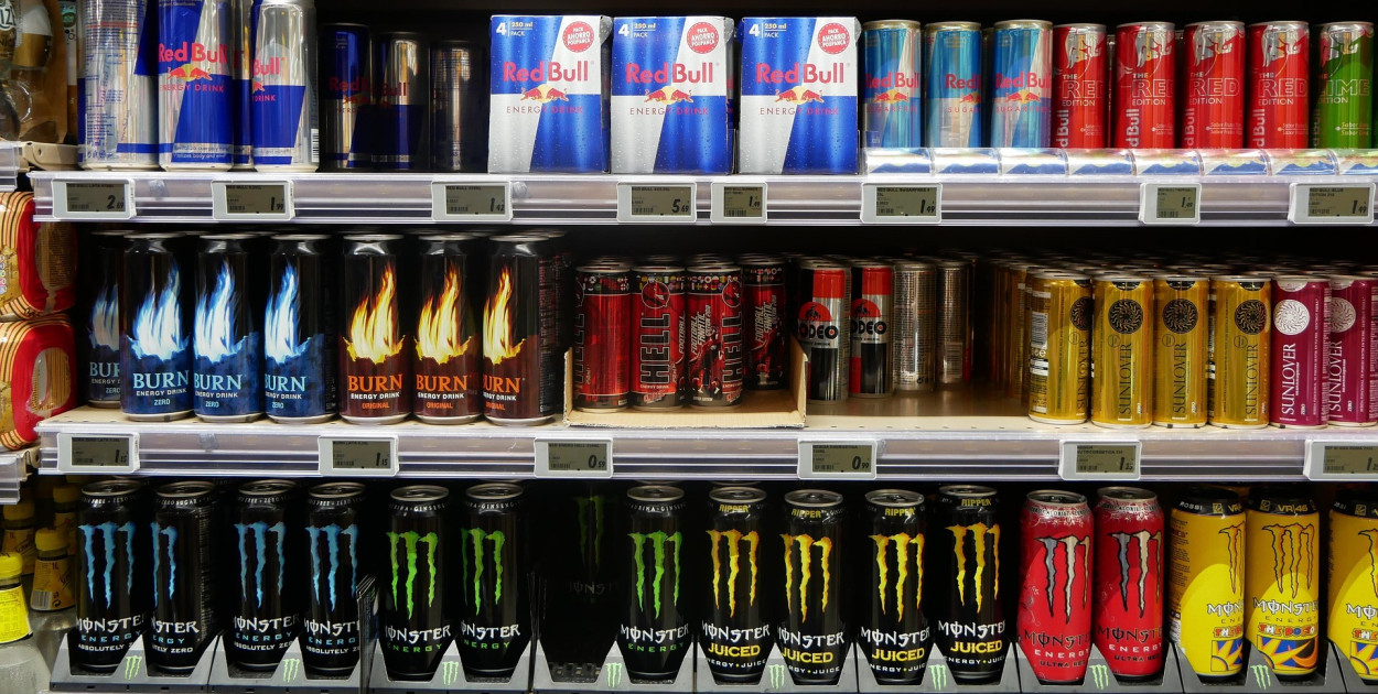 Bezalkoholowe piwa i energetyki podrożeją. Rząd szykuje dużą podwyżkę VAT