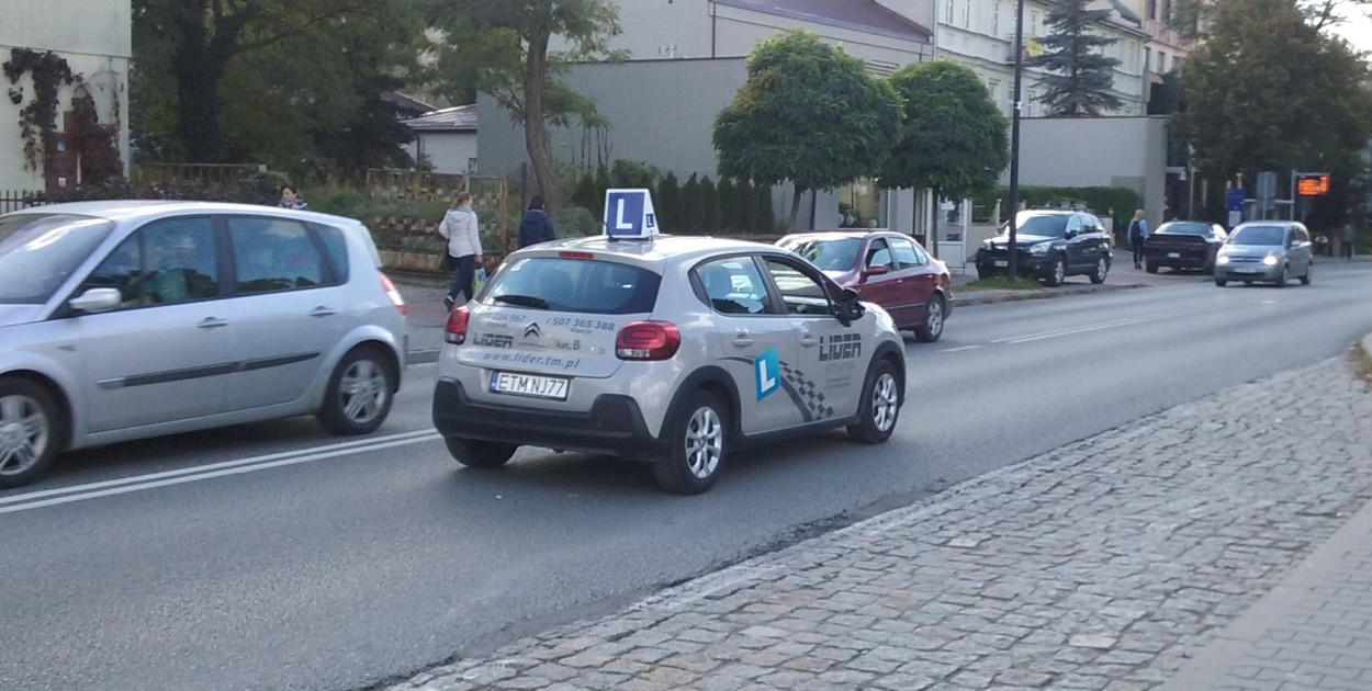 17-latkowie dostaną „prawko”. Nowe przepisy stawiają twarde warunki