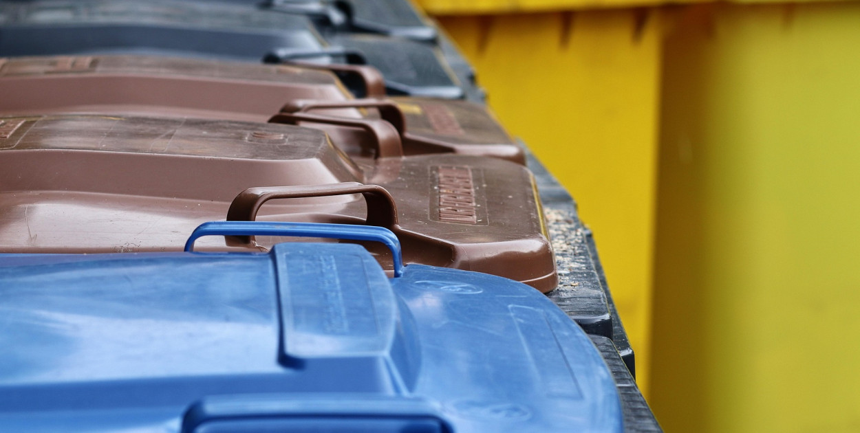 Fioletowe worki trafiają do mieszkańców. Ale to nie jedyne rozwiązanie