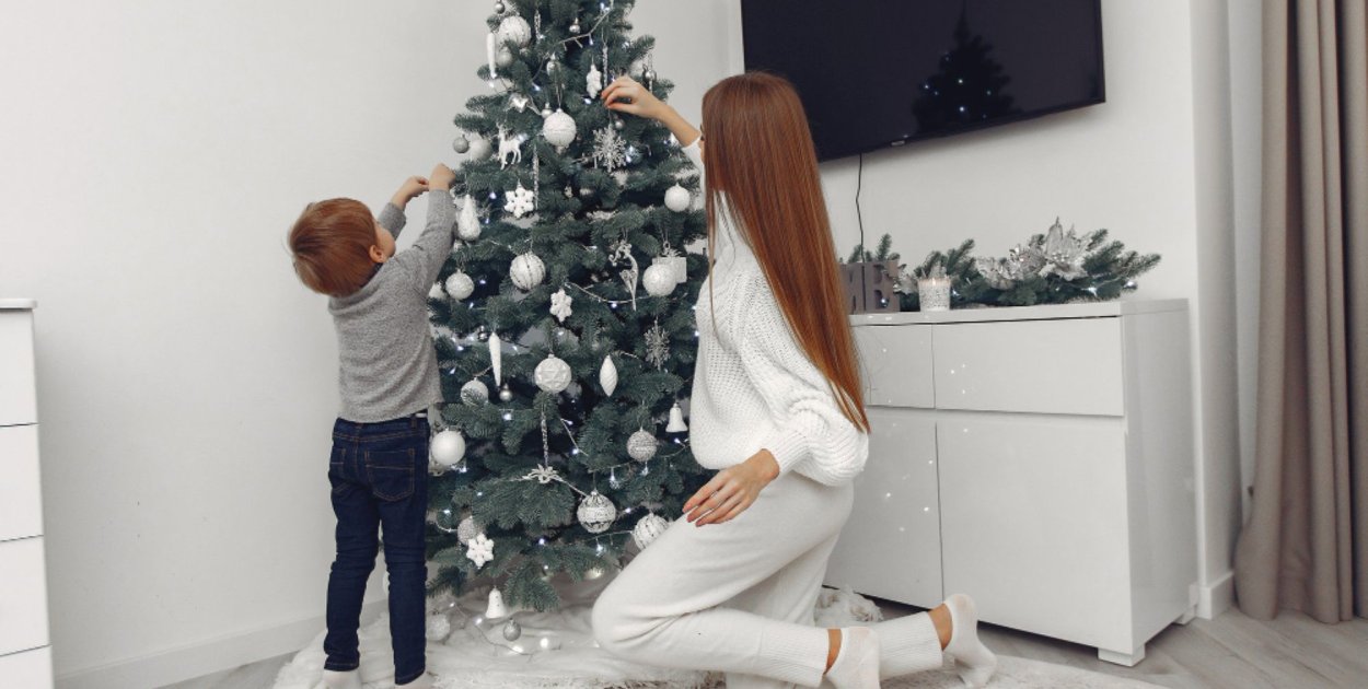 Bezpieczna choinka w domu – na co zwrócić uwagę, gdy są dzieci lub zwierzęta?