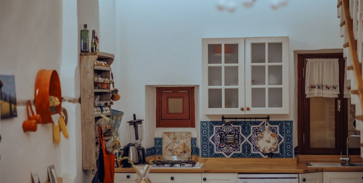 Oklejanie starych mebli – sposób na ich drugie życie bez remontu