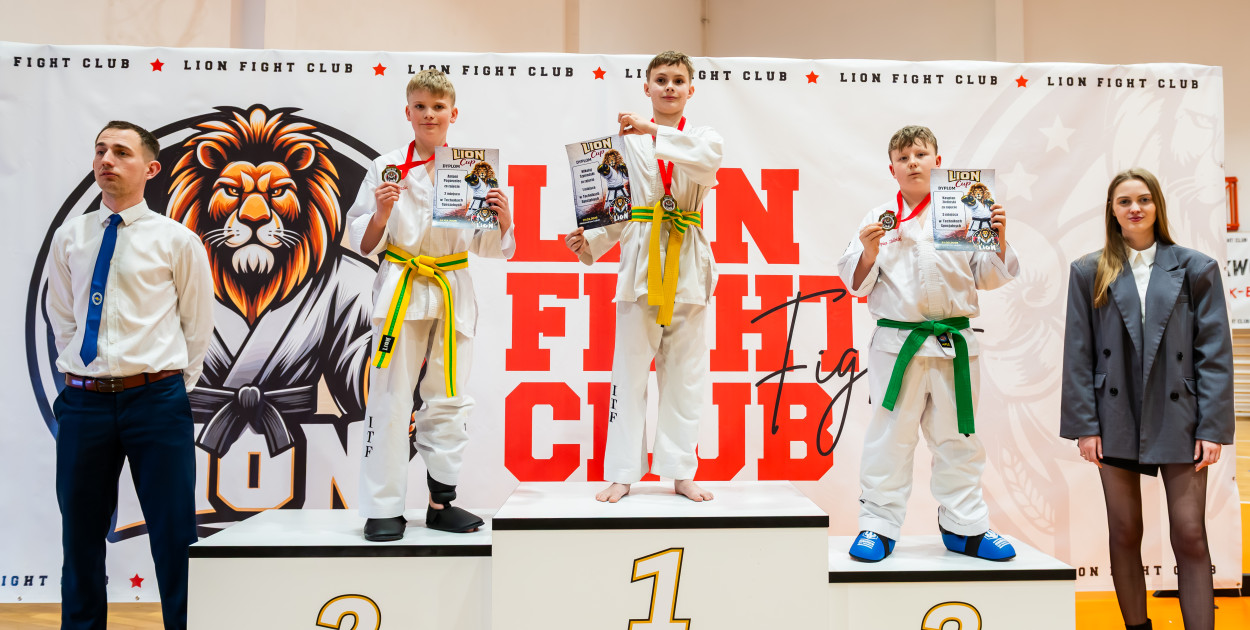 Zawodnicy klubu Lion Fight Club Poddębice  z medalami