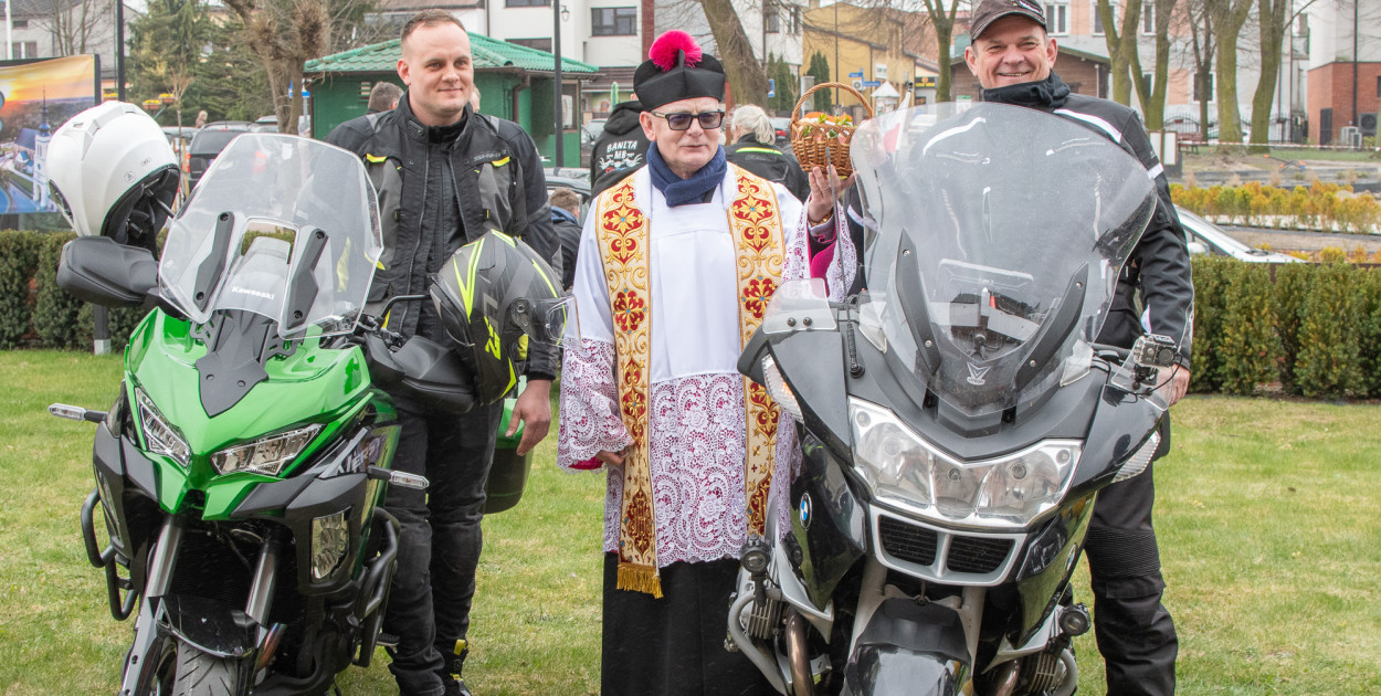 Motoświęconka w Uniejowie. Motocykliści przyjechali święcić jajka [FOTO]