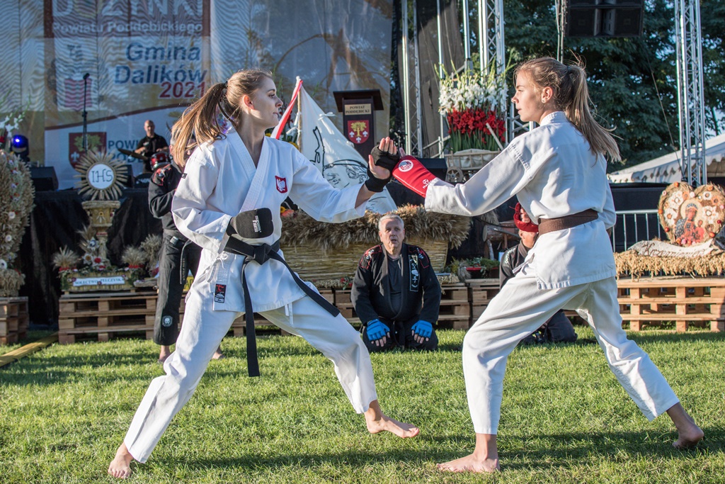 Zawodnicy Dragona z Poddębic na pokazie karate